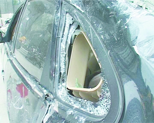 爆炸導(dǎo)致部分窗玻璃碎裂掉落,殃及樓下停放的轎車。