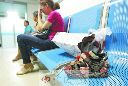 7歲男孩去廁所被“精神病”大男孩捅十多刀,孩子父母和孩子姥姥在手術(shù)室前痛哭。孩子的涼鞋上全是血跡。