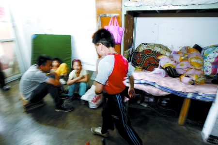 孩子們住在這里，沒有上學(xué)，大部分時間是練功，出去表演