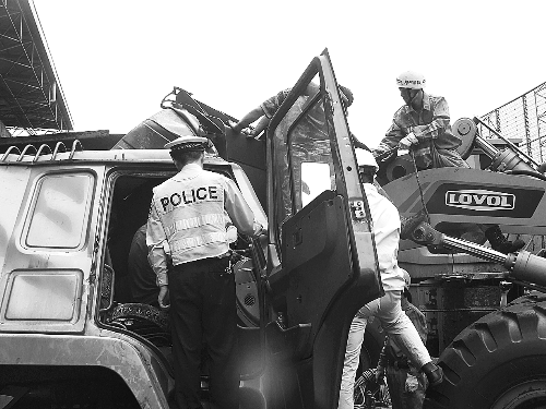 　　調(diào)來鏟車，幫忙救人。