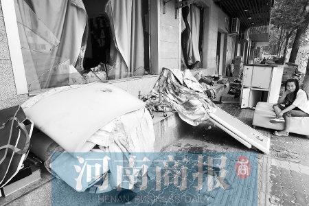　多間臨街商鋪夜間被砸，店里的沙發(fā)、貨品等被搬到了戶外  侯建勛/攝