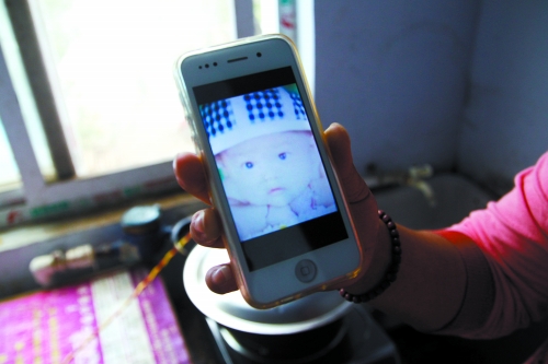 兒子過去的照片，她一直存在手機里