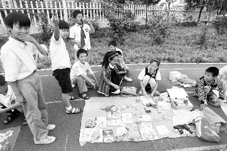 小學(xué)生當(dāng)?shù)財偫习?，擺起攤來也很專業(yè)