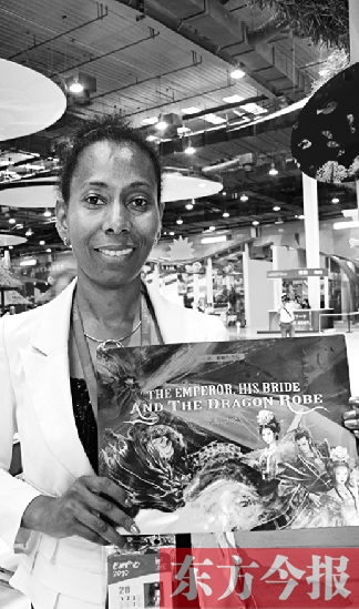 桑麗莎的童話書《皇帝、新娘與龍袍》在上海世博會加勒比聯(lián)合館與中國讀者見面 資料圖片