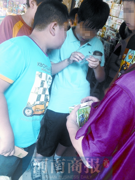 小賣鋪內(nèi)，孩子們圍在一起查看“中獎”情況