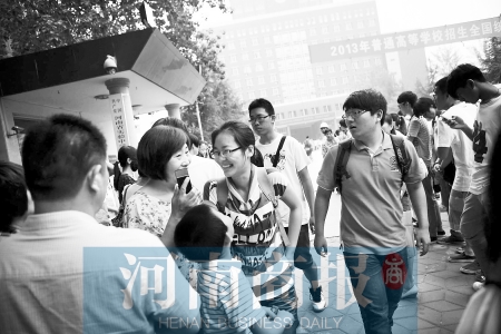 考場外，家長用溫暖的笑容迎接孩子