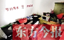 廁所進門中廳，擺放著灶臺、餐桌、床鋪等，乍一看像個客廳