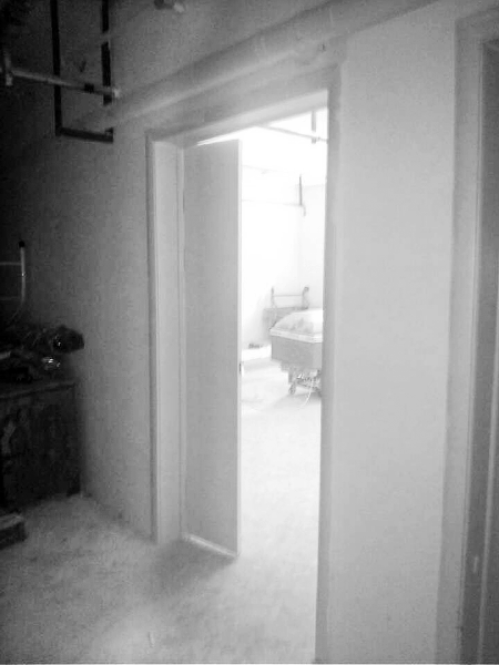 原有的太平間被扒了，又新建了一個(gè)