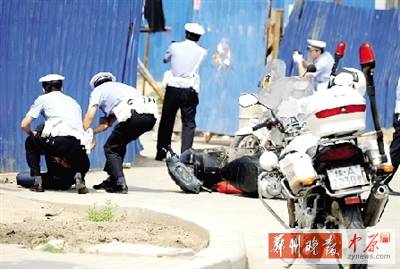 　一名歹徒被抓獲，另一名歹徒持槍劫持了一名門衛(wèi)。