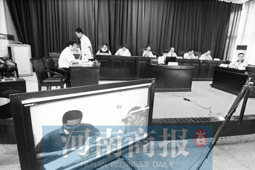 庭審現場播放老人簽訂遺囑的視頻資料河南商報記者 鄧萬里/攝