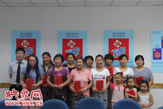 超市為10名義務(wù)監(jiān)督員頒發(fā)證書(shū)