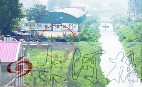　彩虹橋西南側(cè)有一個大型地溝油加工窩點，廢水流入旁邊的排水渠。