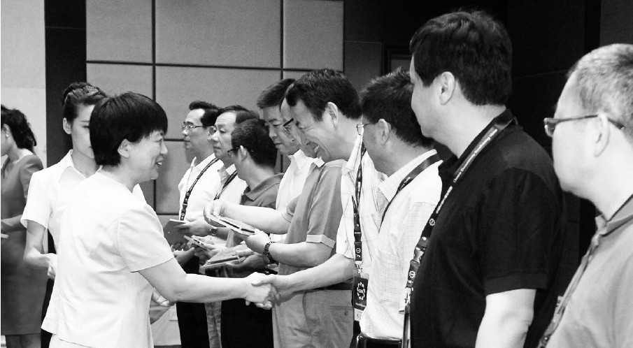 河南省委常委、宣傳部長趙素萍給中國紀(jì)錄片播出聯(lián)盟理事臺發(fā)放牌匾