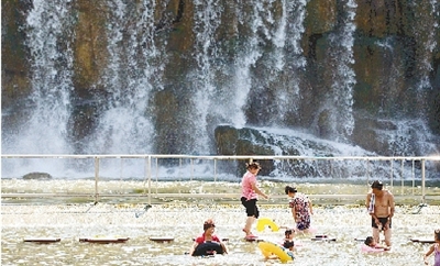 能玩水的地方，人一定多。