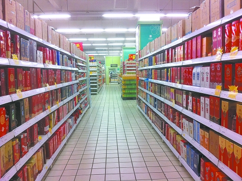 商場里賣的酒，銷售人員稱都是純糧酒，而專家稱，中、低檔酒用酒精和各種添加劑勾兌的情況并不鮮見。