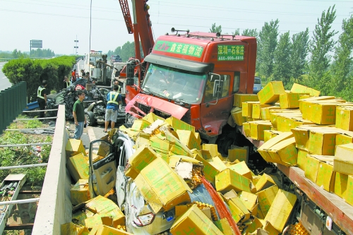大貨車旁邊的海馬轎車被雞蛋砸中，車上兩人逃脫及時，僅受輕傷。