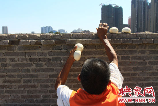 圖為老王在取曬干的饅頭。