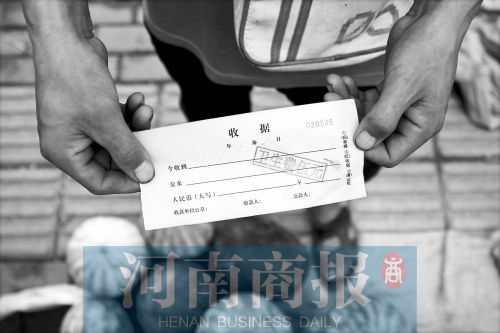 百花路附近的瓜農(nóng)宋師傅交完衛(wèi)生費后收到一張收據(jù)，但沒有收款單位