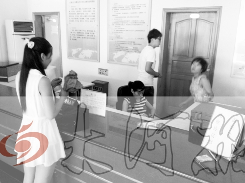 鄭州市人才交流服務(wù)中心二樓大廳，剛畢業(yè)大學生咨詢政策，工作人員卻在若無其事地玩手機。