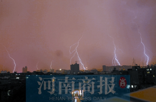 昨天21:30左右，雷電頻頻“光顧”鄭州市區(qū)