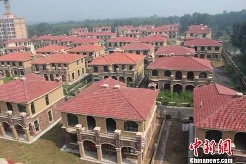 在鄭州市惠濟區(qū)花園口鎮(zhèn)申莊村的黃河岸邊，這處豪華別墅群蔚為壯觀。侯偉勝 攝