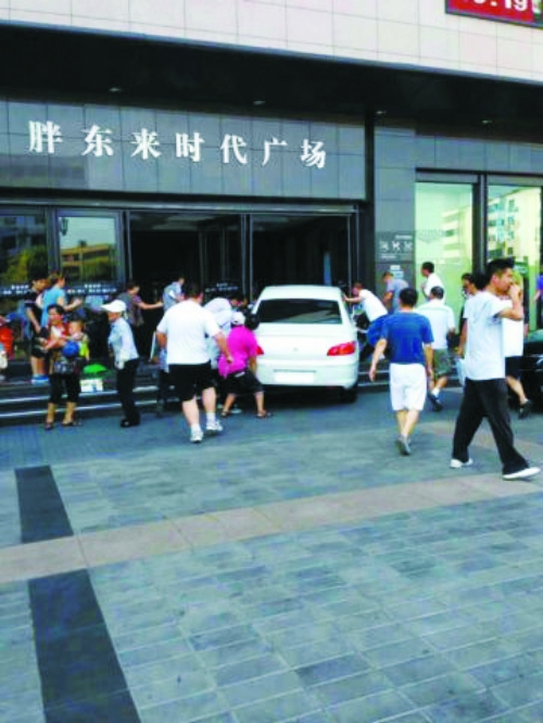 許昌女子無(wú)照駕駛釀慘禍 油門當(dāng)剎車致1死11傷