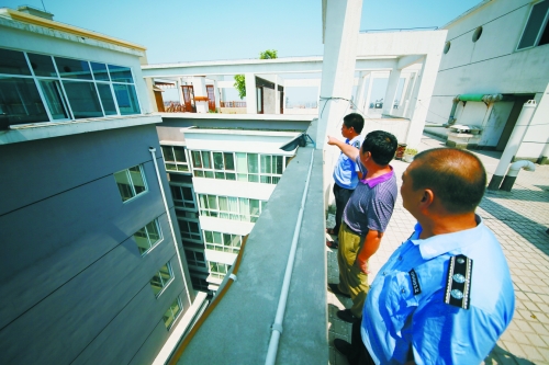 洛龍區(qū)城管執(zhí)法人員到該小區(qū)的“空中花園”進行調查取證