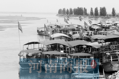 這些出航的船只，都沒有相關(guān)資質(zhì) 記者 王春勝/攝