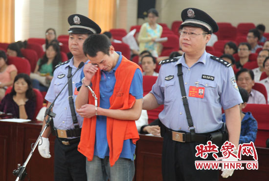 庭審現(xiàn)場(chǎng)，幾度流下淚水的小偉，后悔當(dāng)初太過(guò)沖動(dòng)。魏海勇-攝