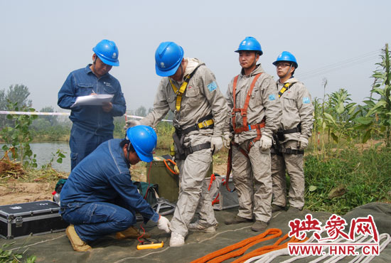 “弟兄們”每次上塔作業(yè)，樊建軍都要認(rèn)真核對(duì)檢查，不容一絲失誤出現(xiàn)。