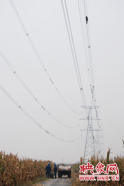 樊建軍自已笑稱(chēng)，他們更像是一群“高空舞者”。