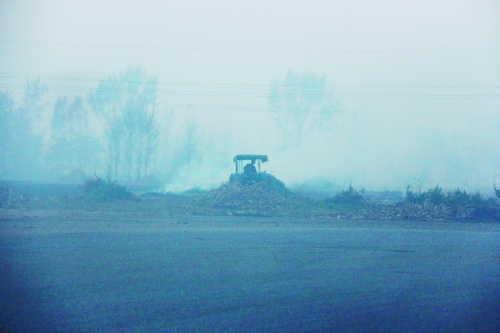 　9月底，南陽(yáng)市社旗縣一處秸稈焚燒現(xiàn)場(chǎng)。此次督察通報(bào)，該縣被罰款9萬(wàn)元。