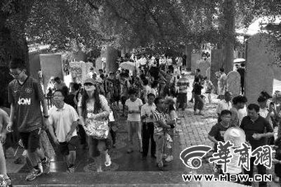 每天都有大量游客涌來，探訪他們心目中的少林