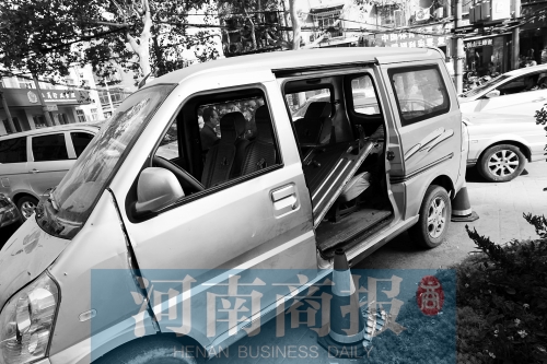 　面包車的后座上，放著被掰掉的車門