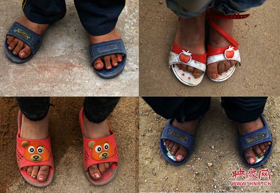 山里的溫度已經(jīng)很低了，有些孩子還是光腳穿著拖鞋。