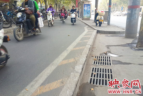 非機(jī)動(dòng)車變向處有多條碰撞痕跡