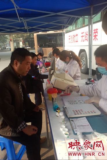 上午10時(shí)許，幾位市民在河南省人民會(huì)堂門口獻(xiàn)血