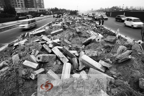 中州大道部分路段，綠化帶成了垃圾場(chǎng)。