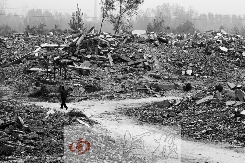 綠城街頭，海量的建筑垃圾令人觸目驚心。
