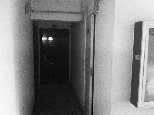 被砸網(wǎng)吧在鄭州安徐莊公館小區(qū)的一棟居民樓里，昨天，網(wǎng)吧已關(guān)門。