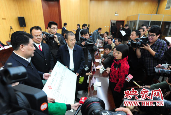 最高人民法院執(zhí)行局局長劉貴祥、河南省高級人民法院院長張立勇親手為申請執(zhí)行人員發(fā)放執(zhí)行款