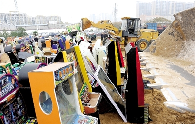 昨日16時(shí)，在鄭州市公安局治安支隊(duì)院內(nèi)，省會(huì)警方集中銷毀了“雷霆”行動(dòng)中查獲的賭博機(jī)等涉賭物品