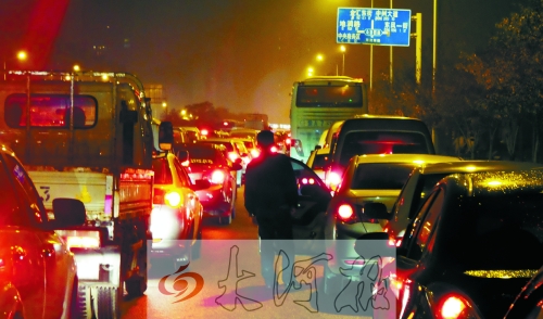 上周五晚上7點多,東風東路車輛擁堵,一個多小時只能前行100米。