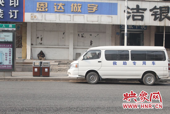 據(jù)附近商戶介紹,平時這里經常有三四個流浪漢聚集