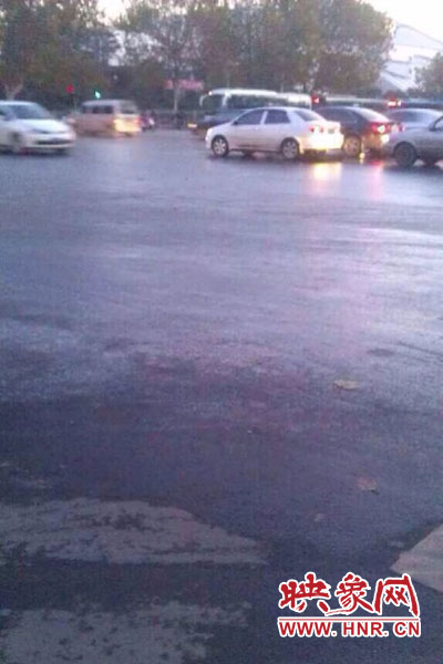 中原路與嵩山路交匯處路面因?yàn)⑺Y(jié)冰。（圖片來自網(wǎng)絡(luò)）