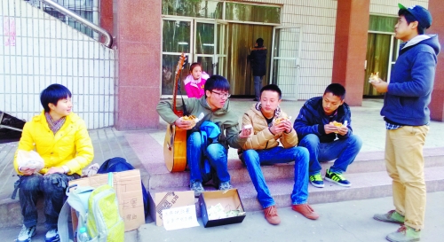 給別人講笑話,換來(lái)了5個(gè)餅夾菜。