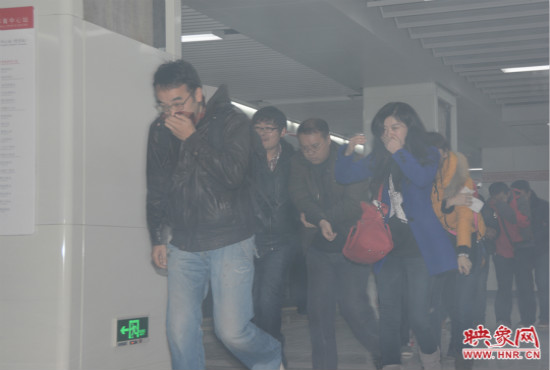 演習(xí)中，地鐵乘客從地鐵車廂中跑出。