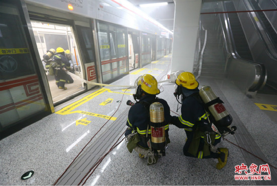 人員疏散完畢后，消防隊(duì)員開始滅火