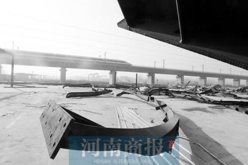 　鐵路兩側(cè)，不少建筑物已經(jīng)被拆除