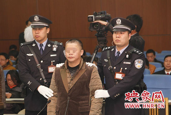 被告人被法警帶上法庭時，身上沒有戒具，也沒有剃光頭。（圖片來源于微博@豫法陽光）